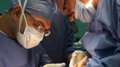 فريق طبي بـ"الشيخ زايد التخصصي" ينجح في إجراء جراحة دقيقة لسيدة مصابة بإنفجار جدار البطن وتهتك بالكبد