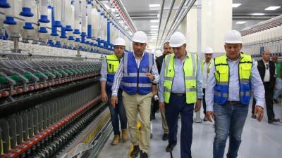 وزير قطاع الأعمال العام يختتم زيارته للغربية بجولة تفقدية في "غزل المحلة"