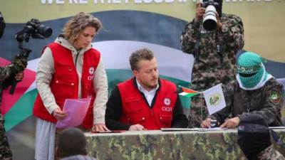 نتنياهو يطالب الصليب الأحمر بإيصال الطعام للرهائن الإسرائيليين في غزة