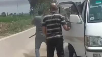 الداخلية تكشف ملابسات فيديو تعدي قائد ميكروباص على أحد الأشخاص بقطعة حديدية