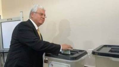 وزير التعليم العالي يدلي بصوته فى انتخابات مجلس الشيوخ بالتجمع الخامس