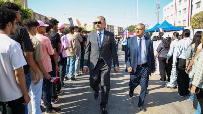 وزير قطاع الأعمال العام يُدلي بصوته في انتخابات مجلس الشيوخ بالتجمع الخامس