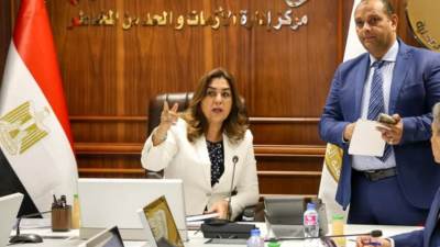 وزيرة التنمية تتابع سير العملية الانتخابية مع المحافظين من مركز سيطرة الشبكة الوطنية للطوارئ والسلامة