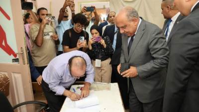وزير الكهرباء يُدلي بصوته في انتخابات الشيوخ أمام المركز الانتخابي بمدرسة المنارة بمدينة نصر