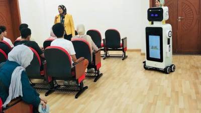 «تطوير التعليم بالوزراء» يُدشن أول تجربة للروبوتات في إرشاد الطلاب باختبارات القبول بمعهد الكوزن المصري الياباني