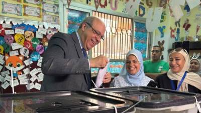  وزير الطيران المدني يُدلي بصوته في انتخابات مجلس الشيوخ بمقر لجنته الانتخابية