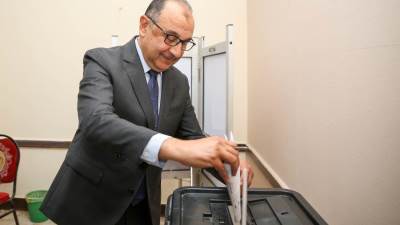 وزير قطاع الأعمال العام يُدلي بصوته في انتخابات مجلس الشيوخ بالتجمع الخامس