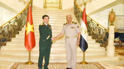 الفريق أول عبد المجيد صقر يلتقى وزير الدفاع الفيتنامى