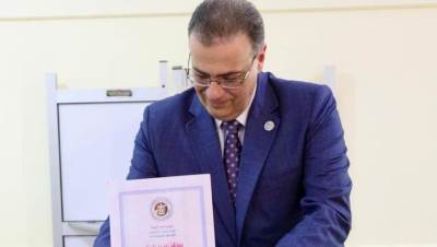  رئيس الجهاز المركزي للتنظيم والإدارة يُدلي بصوته في انتخابات مجلس الشيوخ ويدعو المواطنين للمشاركة الفاعلة