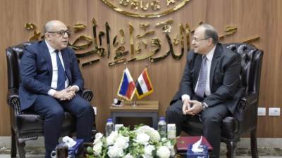 رئيس هيئة الدواء المصرية يستقبل سفير الفلبين لبحث تعزيز التعاون المشترك وتنظيم تداول المستحضرات الطبية بين البلدين