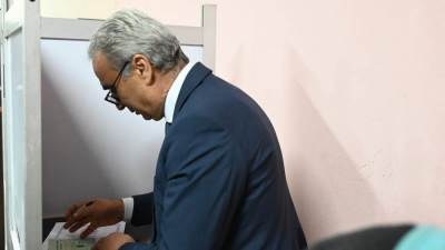 رئيس جهاز حماية المستهلك يُدلي بصوته في انتخابات مجلس الشيوخ 2025 