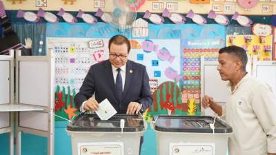  رئيس الهيئة العامة للاعتماد والرقابة الصحية يُدلي بصوته بانتخابات مجلس الشيوخ ٢٠٢٥