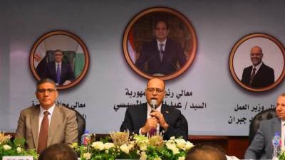  وزير العمل ومحافظ الجيزة يفتتحان ندوة تثقيفية للتوعية بمواد قانون العمل الجديد..  ويُسلمان  40 عقد عمل لذوي همم 