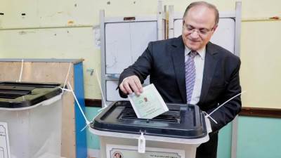 رئيس هيئة الدواء المصرية يُدلي بصوته في انتخابات الشيوخ