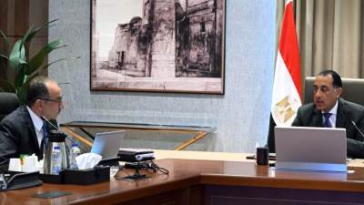 رئيس الوزراء يتابع مع وزير قطاع الأعمال العام الموقف التنفيذي لمشروع تطوير صناعة الغزل والنسيج