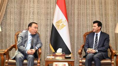 وزير الشباب والرياضة يلتقي سفير كازاخستان لبحث التعاون الثنائي