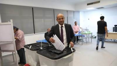 رئيس البورصة المصرية يُدلي بصوته في انتخابات مجلس الشيوخ 2025