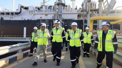 وزير البترول يتفقد بدء تجارب التشغيل لسفينة التغييز "إنرجوس فورس" بميناء العقبة