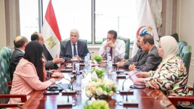 ووزير الصحة والسكان يناقش مع وزير التعليم العالي والبحث العلمي تعزيز التعاون في مجال البحث العلمي لعلاج الأورام السرطانية
