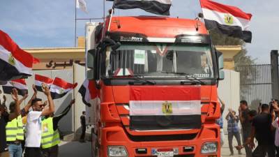 استمرار تدفق المساعدات المصرية إلى غزة وسط عراقيل إسرائيلية