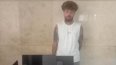 ضبط شخص لنشره فيديوهات أثناء قيامه برسم "أوشام" على أجساد بعض السيدات بصورة خادشة للحياء