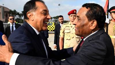 رئيس الوزراء يستقبل نظيره السوداني بمطار القاهرة الدولي