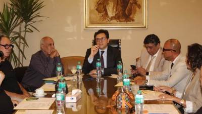 وزير الثقافة يثمّن إهداء الفنان علاء حجازي بوستر المهرجان الذي تتصدره كوكب الشرق أم كلثوم