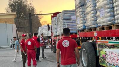 الهلال الأحمر يدفع بنحو 3 آلاف طن مساعدات لغزة ضمن عاشر قوافل "زاد العزة.. من مصر إلى غزة"