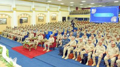 وزير الدفاع والإنتاج الحربى يلتقى بعدد من مقاتلى المنطقة الجنوبية العسكرية‎