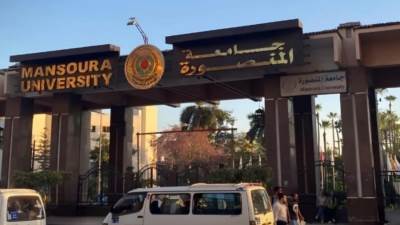جامعة المنصورة تحيل أستاذ طب للتحقيق بسبب منشور مسيء لطبيبات النساء والتوليد