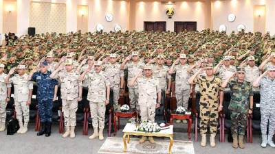 وزير الدفاع والإنتاج الحربى يلتقى بعدد من مقاتلى القوات الخاصة من المظلات والصاعقة