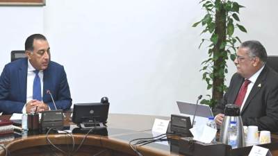 رئيس الوزراء يتابع مع "رئيس اقتصادية المثلث الذهبي" عدداً من ملفات العمل