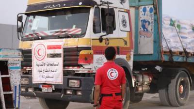 قافلة المساعدات المصرية الـ 13 تنطلق إلى غزة