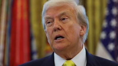 ترامب يوقع أمرا تنفيذيا لتمديد فرض الرسوم الجمركية على الصين لمدة 90 يوما