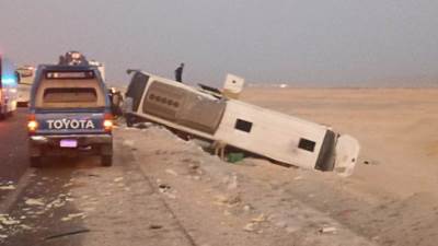 إصابة 30 شخصًا في تصادم أتوبيس وسيارة نصف نقل بطريق أسيوط – البحر الأحمر