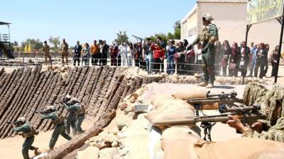 القوات المسلحة تنظم زيارة لعدد من شباب المصريين المقيمين بالخارج وطلبة الجامعات لقيادتى القوات البحرية وقوات الصاعقة