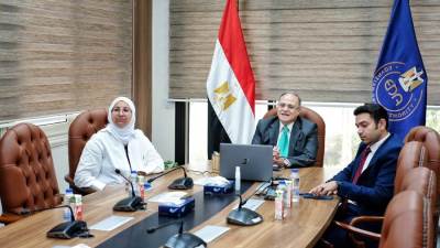 رئيس هيئة الدواء يبحث مع سفيري مصر برواندا وجنوب السودان سبل التعاون الدوائي