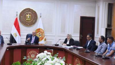 وزير العمل يُسلم 93 عقد عمل لكوادر مصرية للعمل في البوسنة والإمارات والأردن