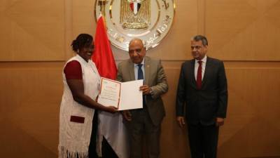 وزير الكهرباء يشهد احتفالية تخريج عدد (25) متدربًا إفريقيًا في مجالات تطوير البنية التحتية