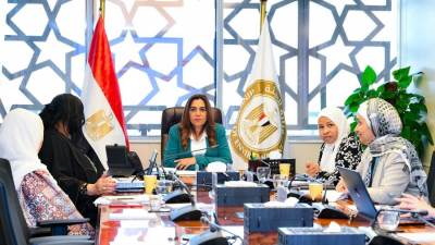 وزيرة التنمية المحلية تعقد اجتماعًا مع قطاع الإدارة البيئية لبحث منظومة تقييم الأثر البيئي للمشروعات