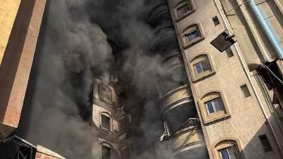 حريق بمخزن خردة في بولاق أبو العلا.. ومحافظ القاهرة يوجه بلجنة هندسية لفحص العقار