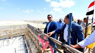 وزير الإسكان يتفقد مشروع إنشاء محطة لتحلية المياه وكومباوند مزارين بمدينة العلمين الجديدة