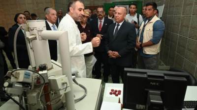 وزير الصناعة يتفقد مصنع متخصص في الملابس الجاهزة بالمنطقة الصناعية الثانية بمدينة 15 مايو