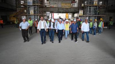 الوزير يشهد الانتهاء من تنفيذ وإنشاء العمل الهندسي العملاق لكوبري الخور