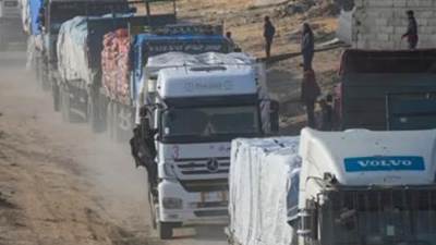 عبور 20 شاحنة مساعدات إماراتية إلى كرم أبو سالم ضمن القافلة الـ16 للفلسطينيين بقطاع غزة