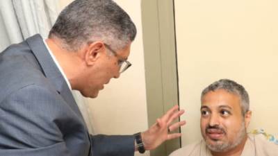 أنقذها من موت محقق.. محافظ الجيزة يطمئن على الحالة الصحية لبطل واقعة "فتاة المنيب"