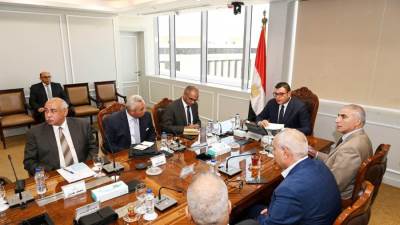 وزير الإسكان يعقد اجتماعًا موسعًا مع رؤساء وممثلي الجهات التابعة للوزارة