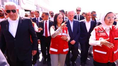 وزيرا التضامن والخارجية يصطحبان رئيس الوزراء الفلسطيني في زيارة للمركز اللوجستي للهلال الأحمر المصري بالعريش