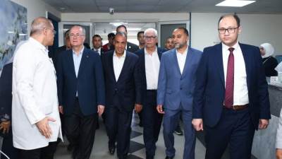 وزير الخارجية يرافق رئيس الوزراء الفلسطيني لزيارة الجرحى الفلسطينيين بمستشفى العريش العام