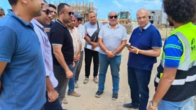 مسئولو "الإسكان" يتفقدون المشروعات الجاري تنفيذها بالقرى السياحية